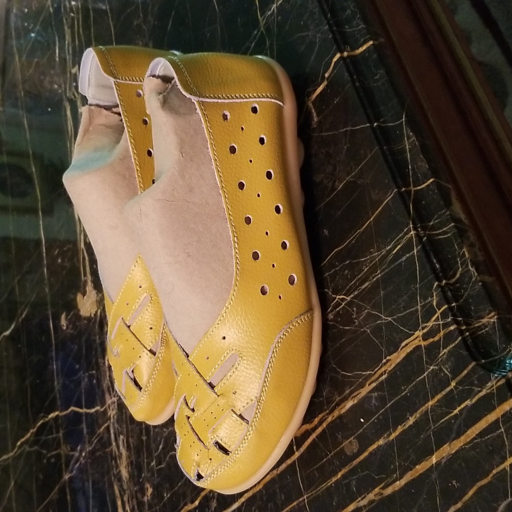 Men's rubber soled casual leather shoes.